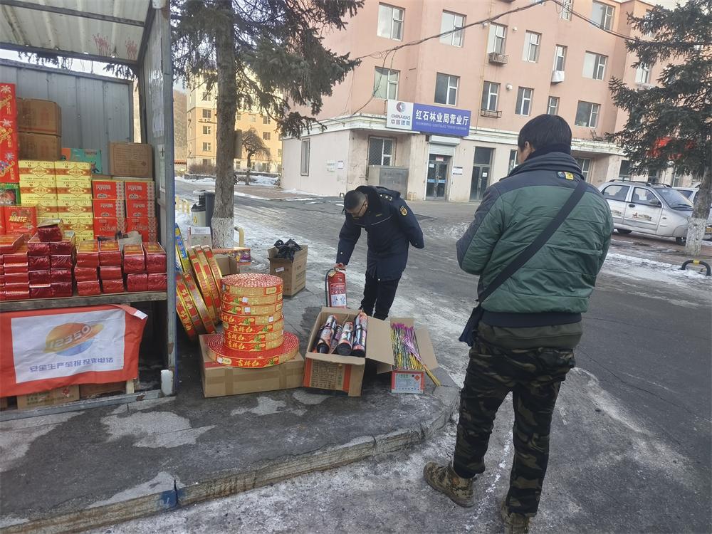 2025.1.20公共事业管理处提示道路两侧商贩安全经营并检查灭火器.jpg